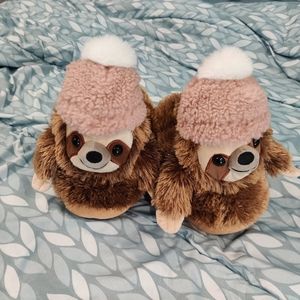 ⭐3/$25 American Eagle super fuzzy Sloth slippers NWOT